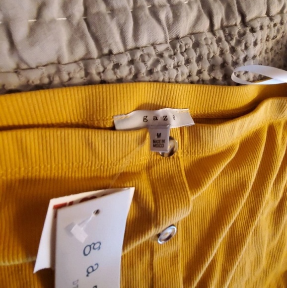 NWT gaze | Crop Top off the shoulder - Picture 3 of 4